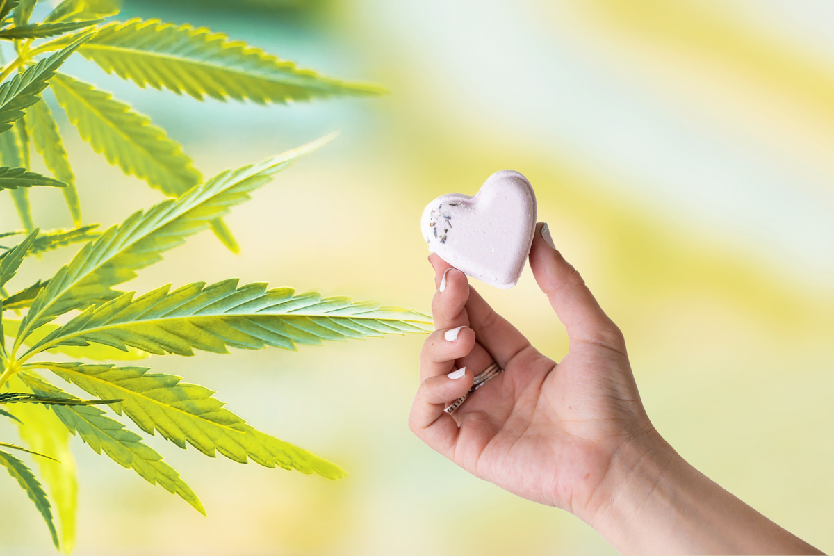 Coffret cadeau de 5 pastilles de douche CBD à la lavande en forme de cœur