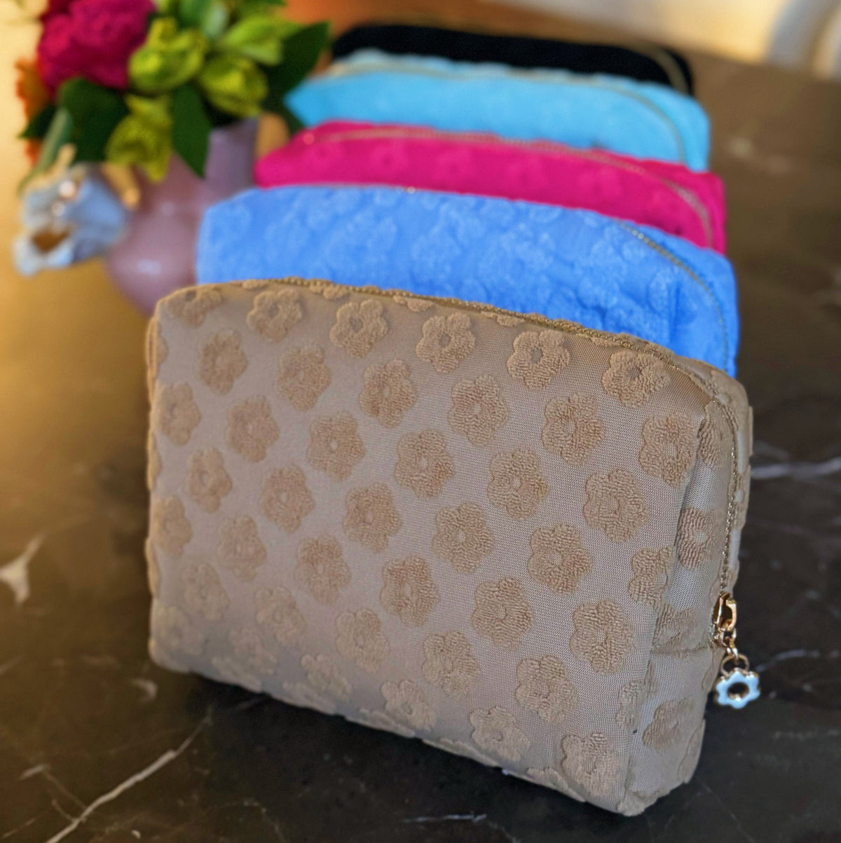 Trousse de toilette à motif de marguerites en relief
