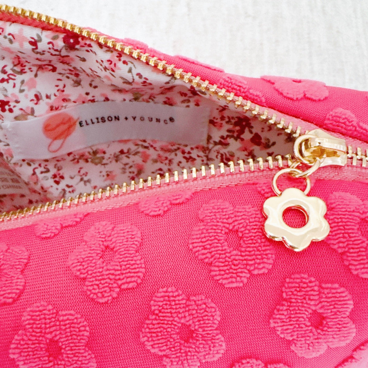 Trousse de toilette à motif de marguerites en relief