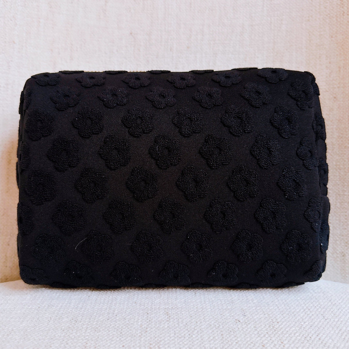 Trousse de toilette à motif de marguerites en relief