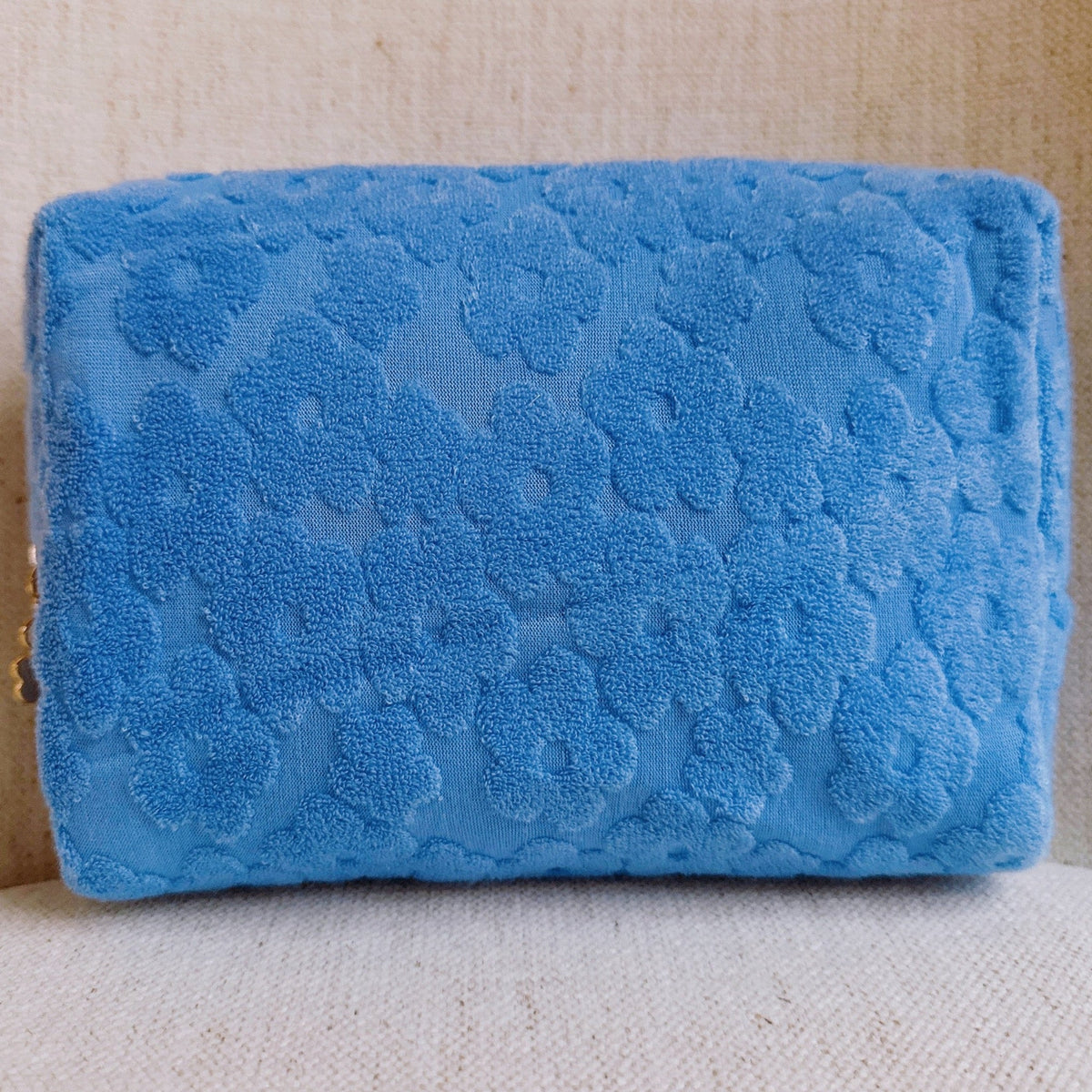 Trousse de toilette à motif de marguerites en relief