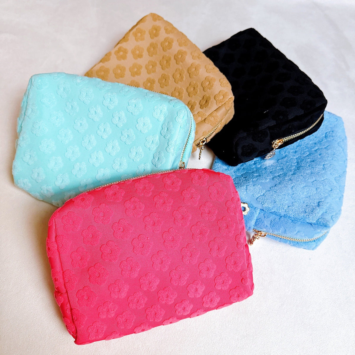 Trousse de toilette à motif de marguerites en relief