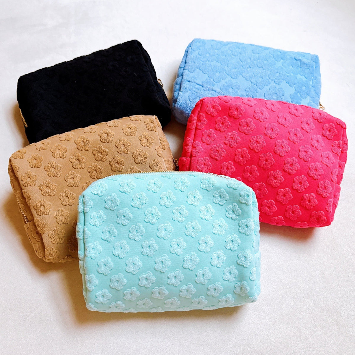 Trousse de toilette à motif de marguerites en relief
