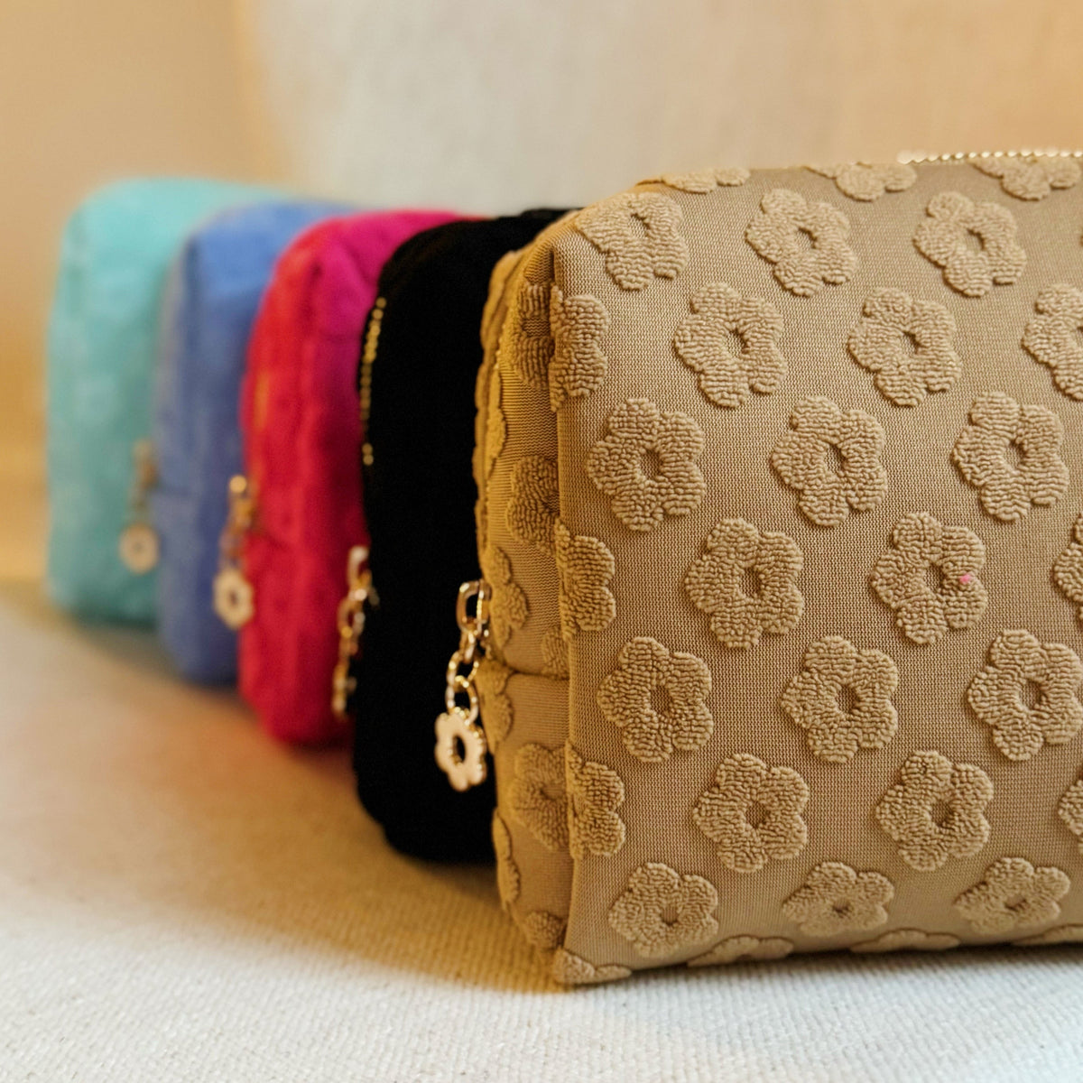 Trousse de toilette à motif de marguerites en relief