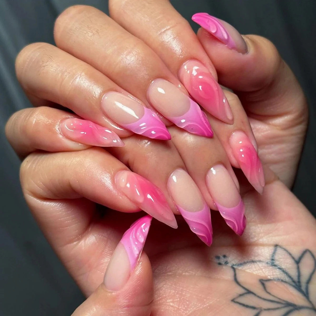 Lot de 24 faux ongles en acrylique style français romantique (effet 3D), modèle « Candy »