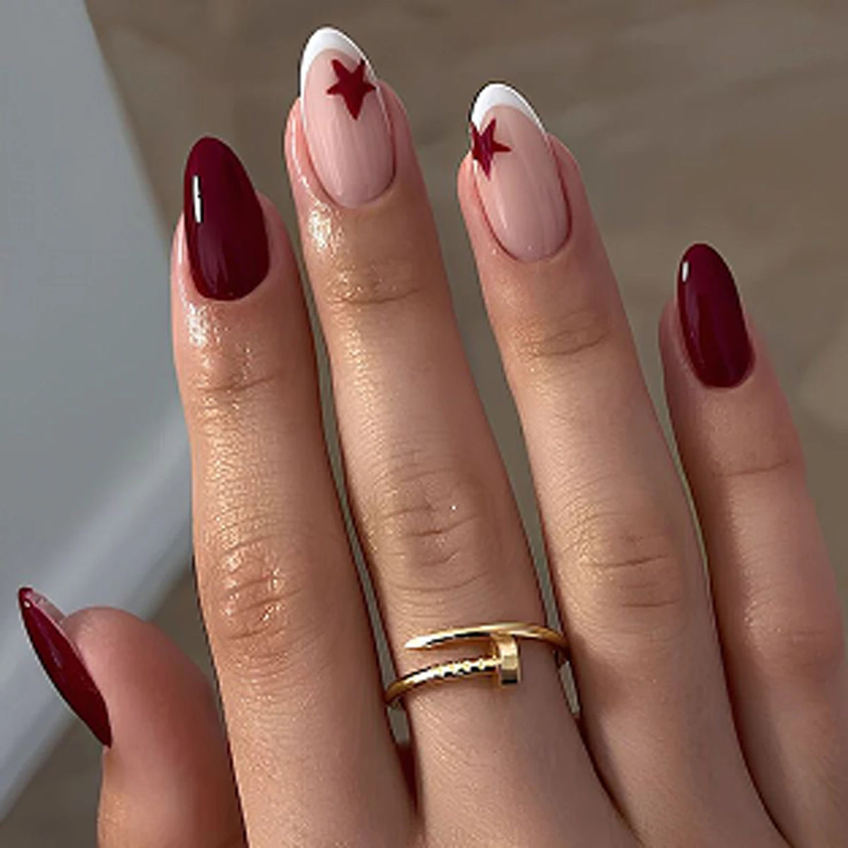Faux ongles 24pcs Courte amande française Art romantique Art acrylique